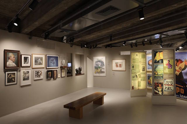 תצוגת פריטים במוזיאון הכט